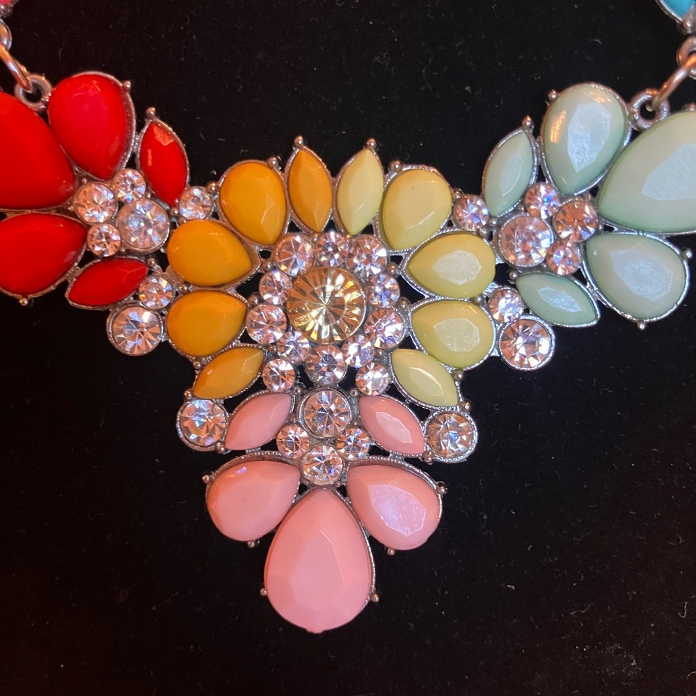 FLOWER NECKLACE ACRYLIC COLORS AND PRONG SET CRYSTAL RHINESTONES - Picture 3 of 7
